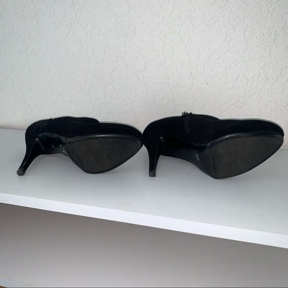 🌸Black Suede Heel Anole Booties with Floral Appliqué - Picture 6 of 6